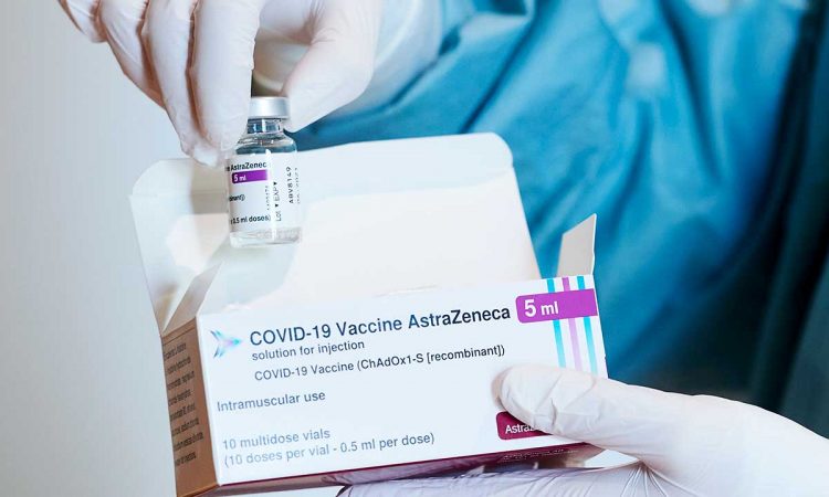 AstraZeneca admite "efectos secundarios poco comunes" de su vacuna covid-19