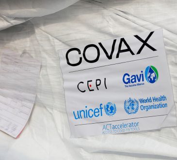 Rivera participó en la llegada de 90,000 vacunas COVID-19 del programa COVAX