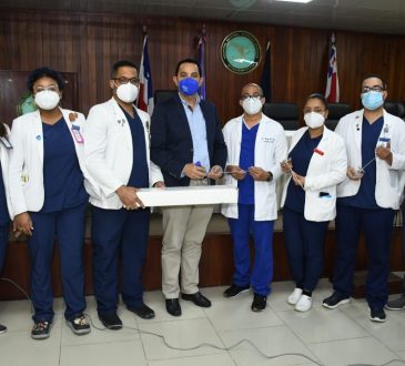 FUNDOURO donó equipos para residentes de urología del HCFFAA
