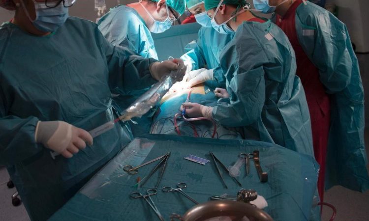 30 médicos realizaron primer trasplante de pulmones con donantes vivos