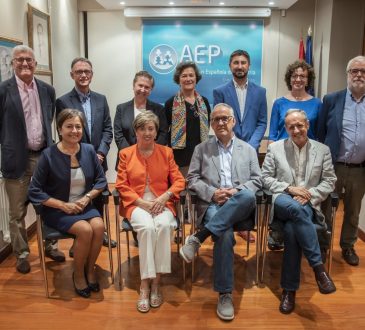 Pediatras españoles pidieron a los investigadores acelerar resultados sobre vacunación contra COVID-19 Infanto-juvenil