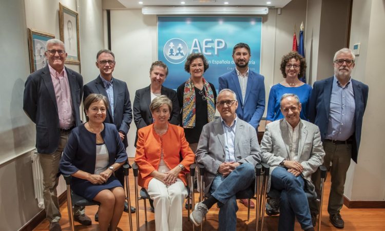 Pediatras españoles pidieron a los investigadores acelerar resultados sobre vacunación contra COVID-19 Infanto-juvenil