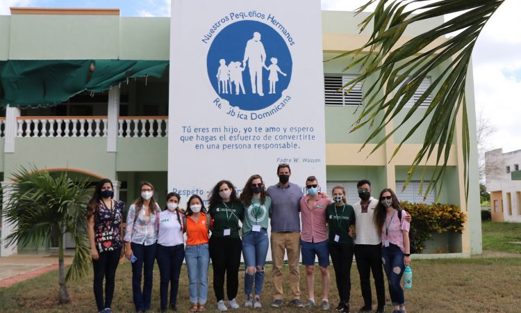 Universidad Central del Este y médicos de Míchigan realizaron jornada médica en comunidades vulnerables Universidad Central del Este y médicos de Míchigan realizaron jornada médica en comunidades vulnerables