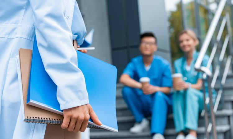 EUNACOM seleccionó el mes de julio para el examen teórico de residentes médicos