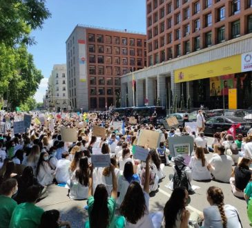 Miles de jóvenes protestaron frente al Ministerio de Sanidad español por sistema de plazas médicas