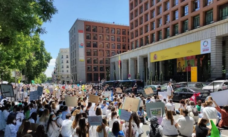 Miles de jóvenes protestaron frente al Ministerio de Sanidad español por sistema de plazas médicas
