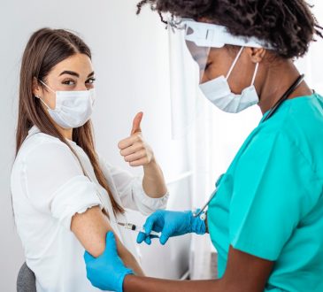 CDC registró casos de miocarditis en jóvenes posterior a su segunda vacuna de COVID-19