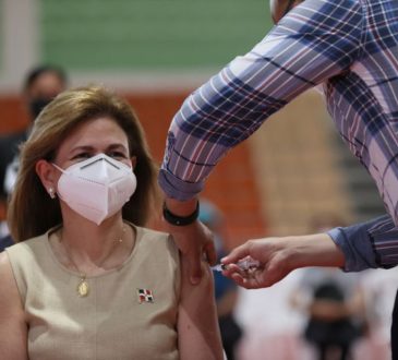 Primera dama y vicepresidenta recibieron su primera dosis contra COVID-19
