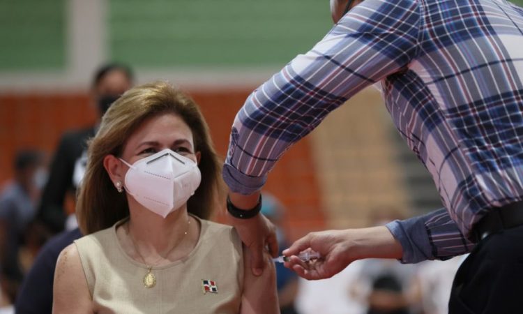 Primera dama y vicepresidenta recibieron su primera dosis contra COVID-19