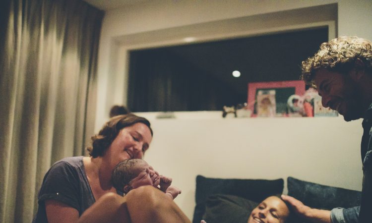 Ginecobstetra considera que trabajo de las doulas debe controlarse y regularse