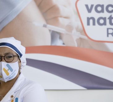 Continúan contradicciones sobre tercera dosis de vacuna COVID-19