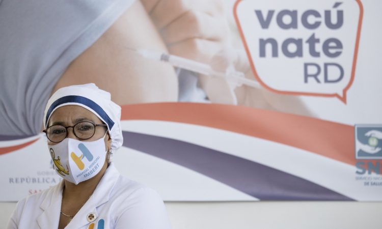 Continúan contradicciones sobre tercera dosis de vacuna COVID-19