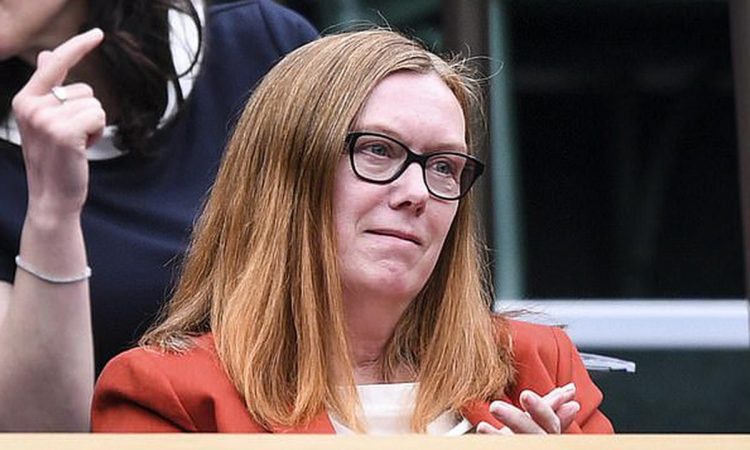 Co-creadora de vacuna Oxford-AstraZeneca fue aplaudida previo al partido de tenis en Wimbledon