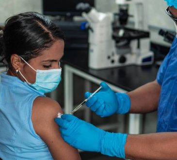 INDEN reiteró importancia de vacunación contra COVID-19 en pacientes diabéticos advirtiendo alteraciones de glucosa