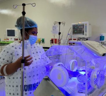 Pareja de pacientes renales concibieron a su primer hijo sin riesgos en el HUMNSA