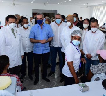 Presidente y ministro de salud iniciaron la vacunación contra COVID-19 en jóvenes mayores de 12 años