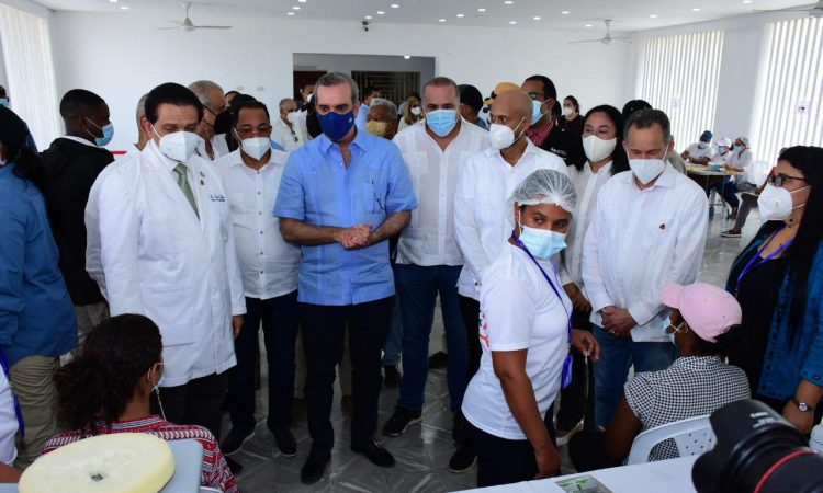 Presidente y ministro de salud iniciaron la vacunación contra COVID-19 en jóvenes mayores de 12 años
