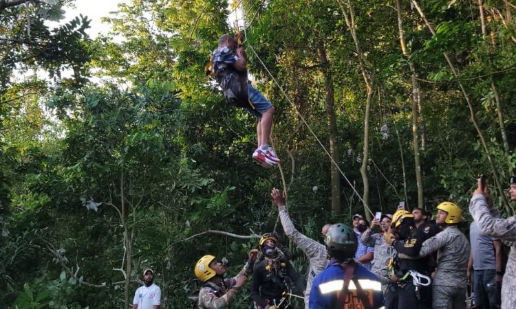 Asmín Aquino pidió al gobierno adquirir helicóptero para el equipo de rescatistas Asmín Aquino pidió al gobierno adquirir helicóptero para el equipo de rescatistas