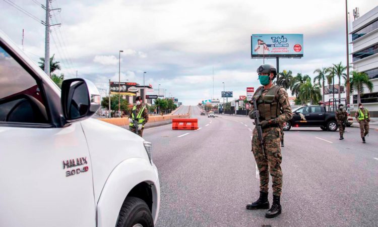 Médica de Azua fue atacada por el Ejército Nacional por transitar luego del toque de queda Médica de Azua fue atacada por el Ejército Nacional por transitar luego del toque de queda