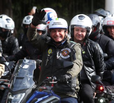 Bolsonaro fue multado por estar sin tapabocas en medio de una caravana masiva
