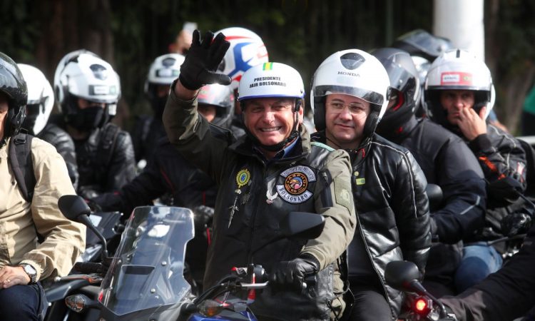 Bolsonaro fue multado por estar sin tapabocas en medio de una caravana masiva