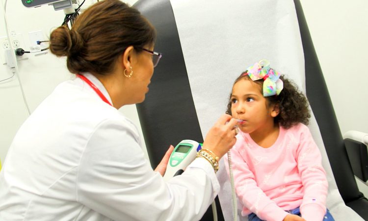 Clínica dirigida por pediatra dominicana en Nueva York recibió autorización para vacunar niños y niñas desde los 12 años