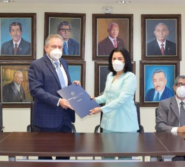Farmacias Los Hidalgo estableció nuevo acuerdo con la UASD para apoyar a futuros farmaceutas comunitarios