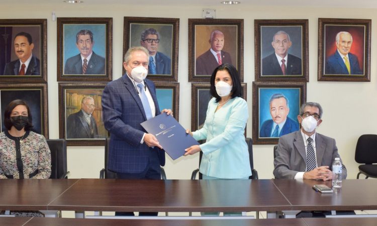 Farmacias Los Hidalgo estableció nuevo acuerdo con la UASD para apoyar a futuros farmaceutas comunitarios Farmacias Los Hidalgo estableció nuevo acuerdo con la UASD para apoyar a futuros farmaceutas comunitarios