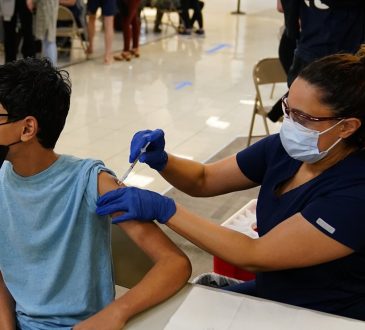 FDA evaluará criterios para ofrecer vacunas contra COVID-19 en menores de 12 años sin beneficiar a farmacéuticas