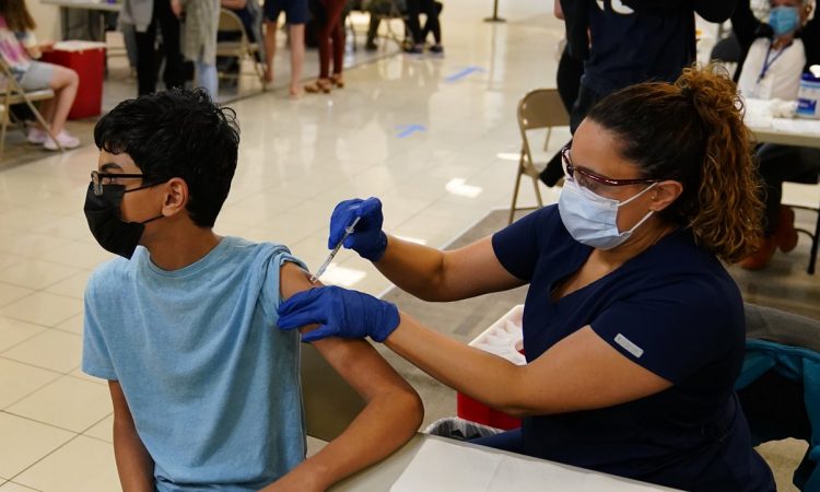 FDA evaluará criterios para ofrecer vacunas contra COVID-19 en menores de 12 años sin beneficiar a farmacéuticas