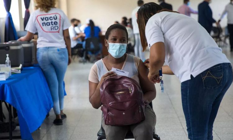 Profesionales de la salud ven sin fundamentos la aplicación de tercera dosis contra COVID-19