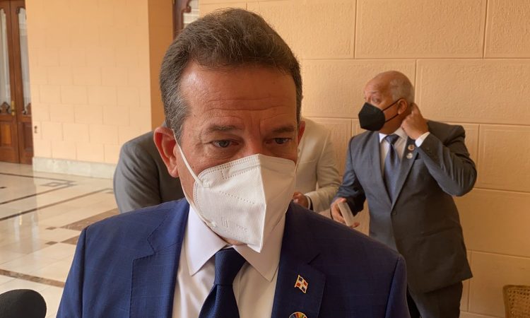 Ministro de industria anunció que se encuentra contagiado por COVID-19 Ministro de industria anunció que se encuentra contagiado por COVID-19