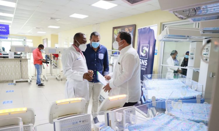 SNS dotó de equipos neonatales y de UCI al Hospital San Lorenzo de los Mina