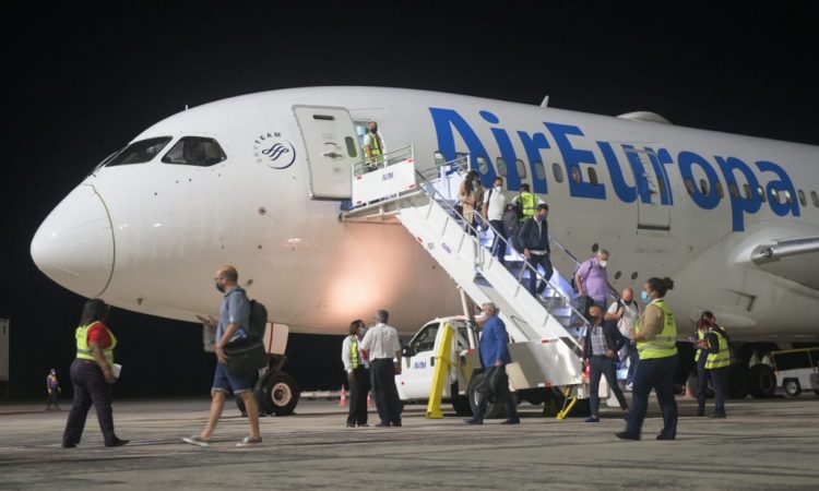 Aeropuerto de Punta Cana continúa recibiendo más de 1,000 vuelos mensuales pese al COVID-19 Aeropuerto de Punta Cana continúa recibiendo más de 1,000 vuelos mensuales pese al COVID-19