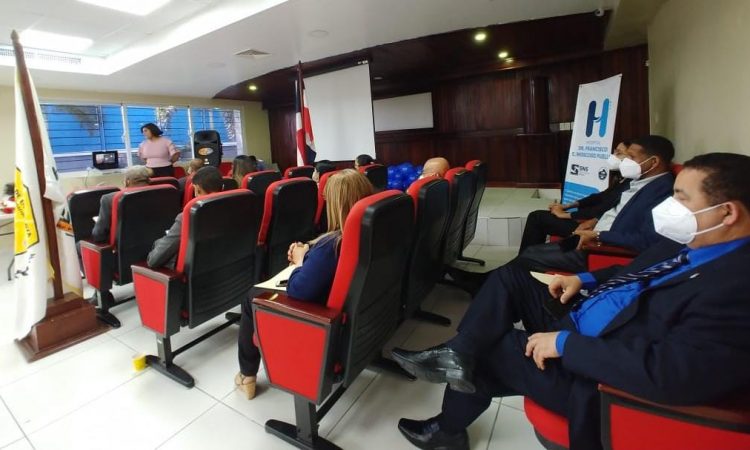 Moscoso Puello reconoció a 44 médicos residentes que completaron sus niveles de especialización