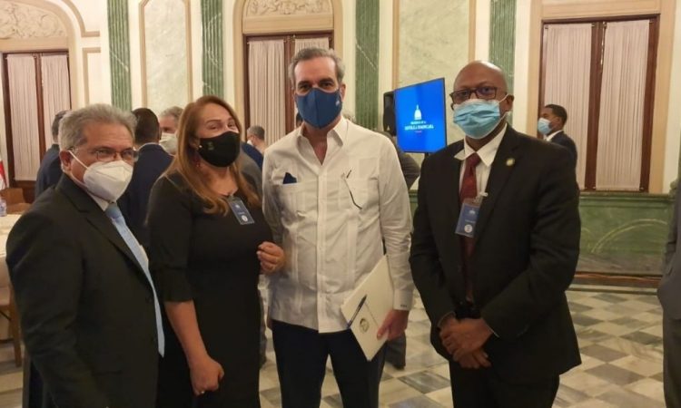 Gobierno firmó nuevos compromisos con médicos dominicanos