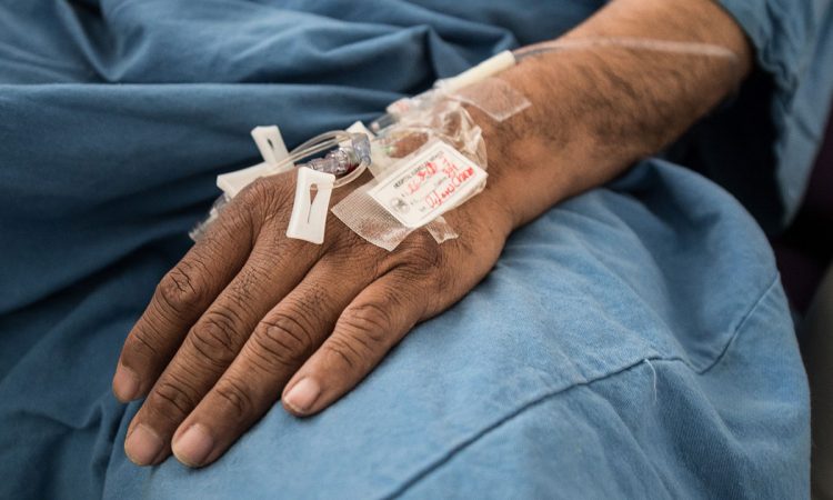 Pacientes renales exigieron reabrir unidad de diálisis en Hospital Jaime Oliver Pino