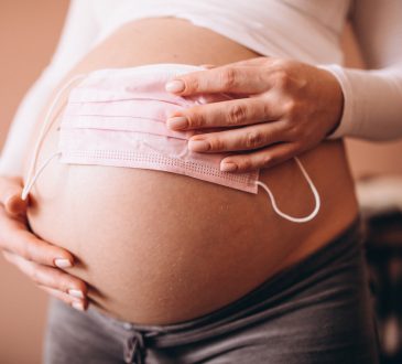 Embarazadas con COVID-19 contraen altos riesgos para la gestación, según estudio brasileño