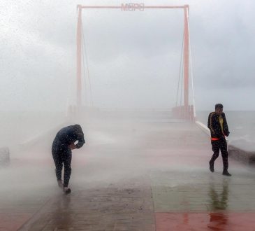 Huracán Elsa cobró la vida de dos personas, autoridades mantienen la alerta