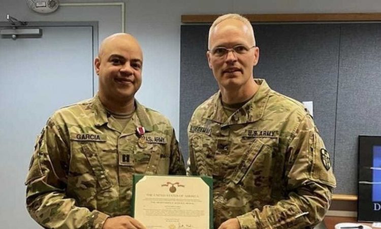 Médico dominicano fue reconocido por su labor con la Armada estadounidense Médico dominicano fue reconocido por su labor con la Armada estadounidense