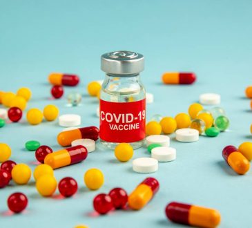 Farmacéuticas compiten por comenzar a distribuir pastilla contra COVID-19