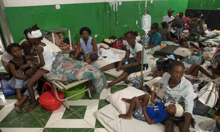 Haitianos sufren ante falta de hospitales y médicos mientras aumentan heridos por terremoto Haitianos sufren ante falta de hospitales y médicos mientras aumentan heridos por terremoto