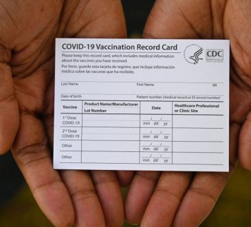Falsificadores de tarjetas de vacunación tendrán penas de 3 a 5 años de prisión