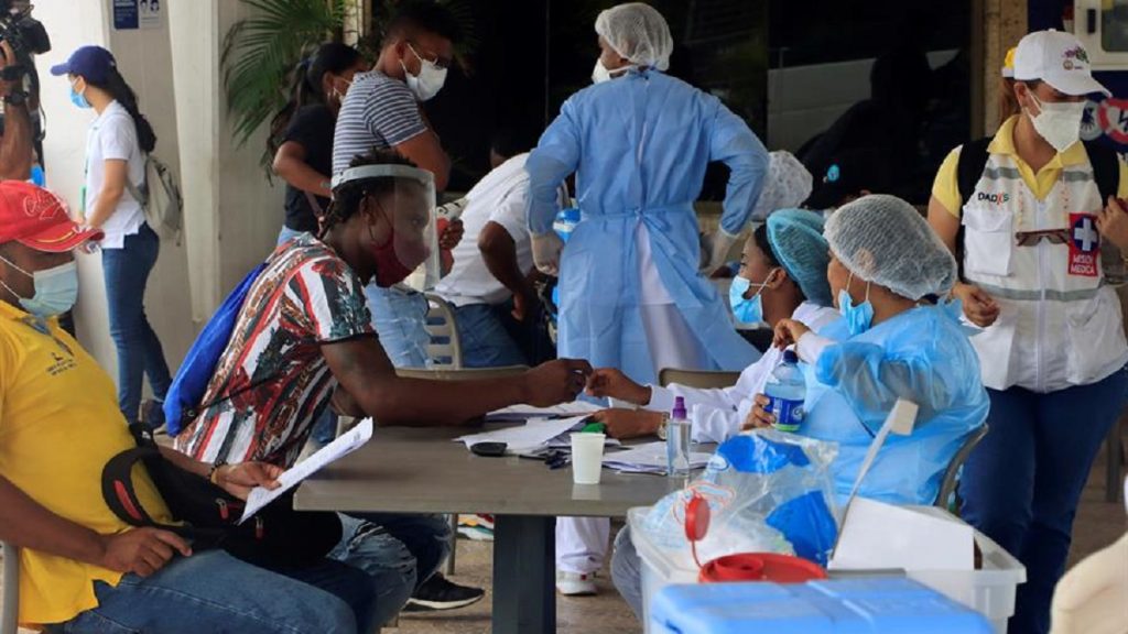 Hombre recibió en un día siete dosis contra COVID-19 en Colombia
