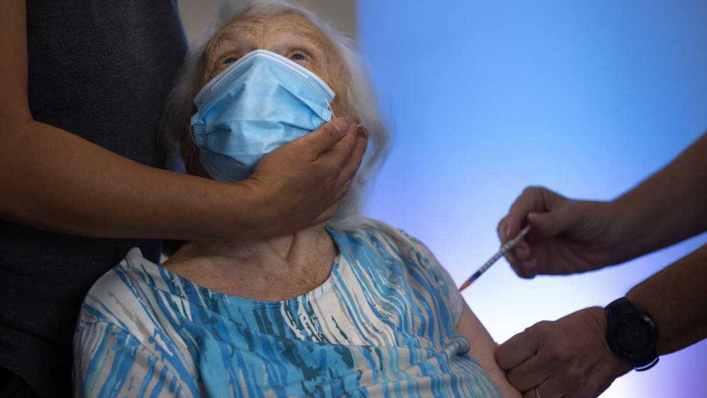 Investigadores universitarios hallaron que el 55.9% de médicos dominicanos no aprueban tercera dosis obligatoria