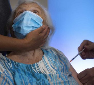 Investigadores universitarios hallaron que el 55.9% de médicos dominicanos no aprueban tercera dosis obligatoria