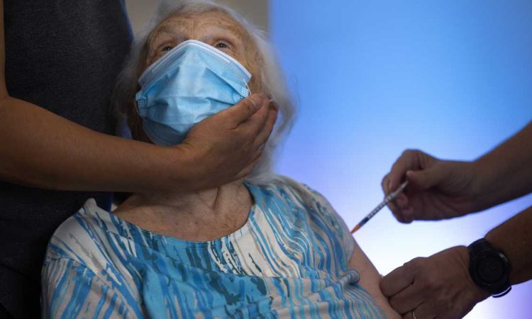 Investigadores universitarios hallaron que el 55.9% de médicos dominicanos no aprueban tercera dosis obligatoria Investigadores universitarios hallaron que el 55.9% de médicos dominicanos no aprueban tercera dosis obligatoria