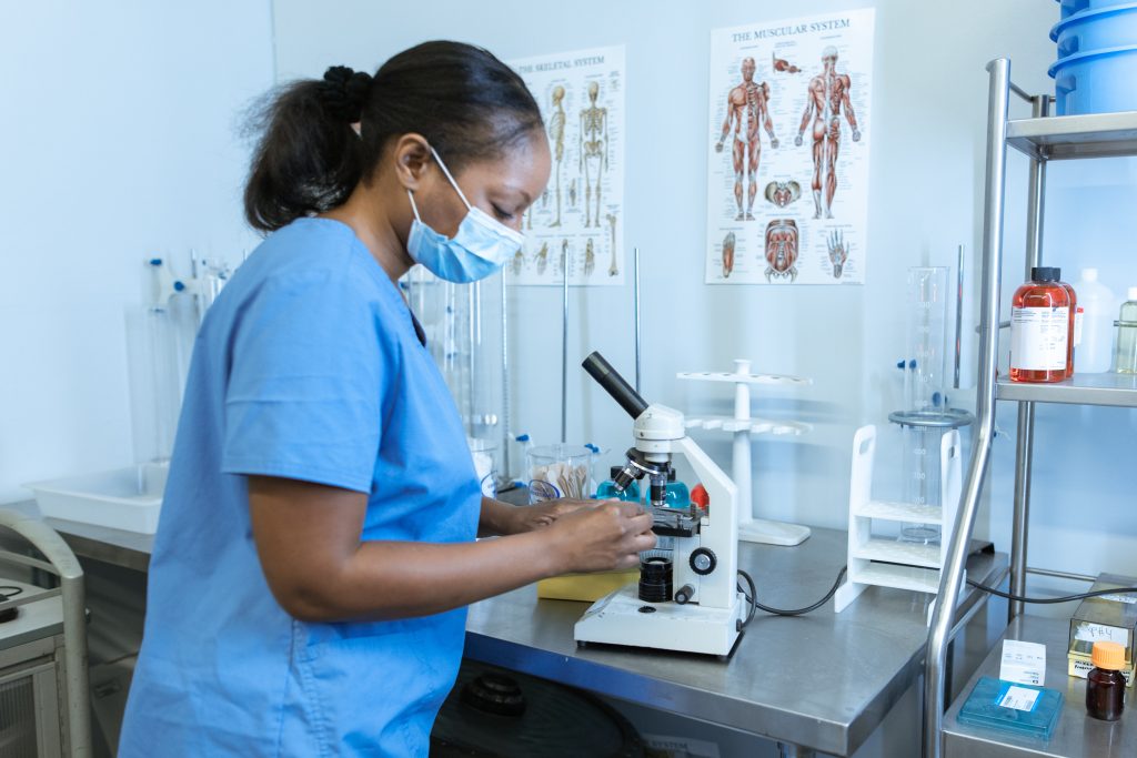 Investigadores determinaron variantes genéticas que ayudarán a predecir cuándo llegará la menopausia en mujeres