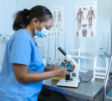 Investigadores determinaron variantes genéticas que ayudarán a predecir cuándo llegará la menopausia en mujeres