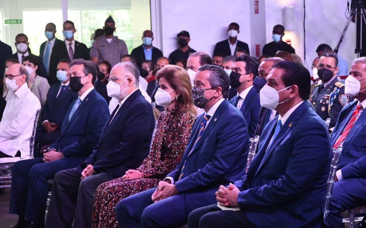 Ministro de salud aseguró que los 1,453 centros de vacunación a nivel nacional seguirán activos Ministro de salud aseguró que los 1,453 centros de vacunación a nivel nacional seguirán activos